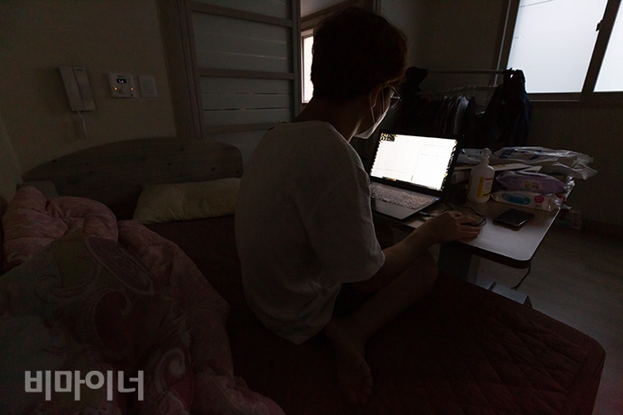 자가격리가 풀린지 이틀 뒤인 7일, 김성민(가명, 37세) 씨가 침대 위에서 다음 주에 있을 업무 내용을 살펴보고 있다. 사진 박승원