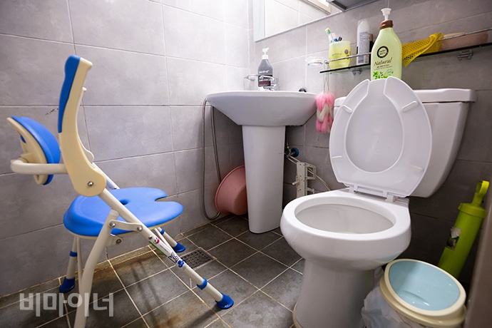 김성민 씨 화장실에 놓인 샤워 의자. 그 혼자서는 세수와 머리만 감는 데 1시간이 걸린다. 사진 박승원