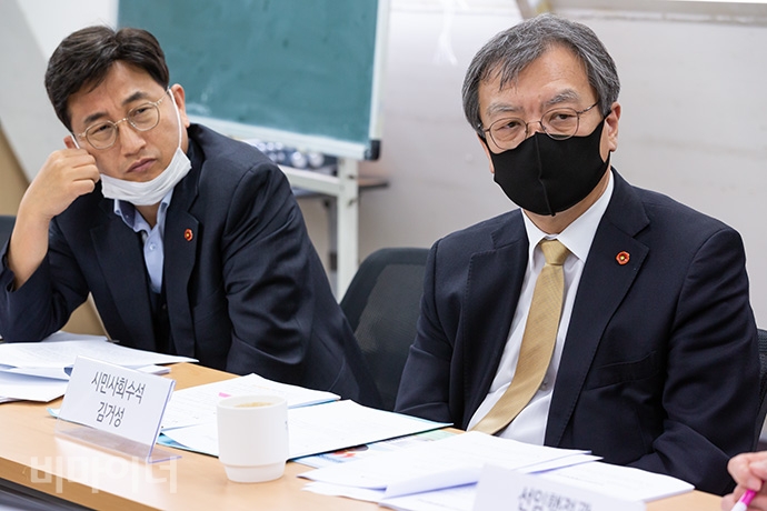 전국장애인차별철폐연대 등 6개 장애인단체는 19일 서울 종로구 동숭동에 있는 노들장애인자립생활센터에서 청와대 시민사회수석실과 간담회를 했다. 왼쪽에서부터 강문대 사회조정비서관, 김거성 시민사회수석. 사진 박승원 