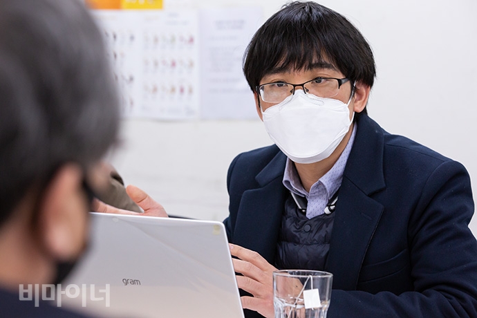 전근배 대구장애인차별철폐연대 정책국장이 코로나19로 인한 대구 장애인 재난 상황을 말하고 있다. 사진 박승원 