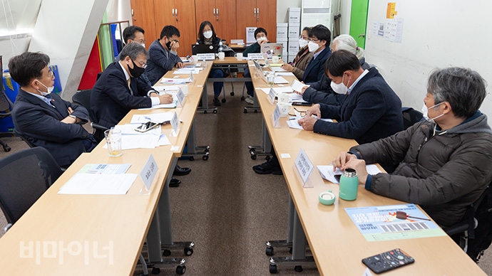 전국장애인차별철폐연대 등 6개 장애인단체는 19일 서울 종로구 동숭동에 있는 노들장애인자립생활센터에서 청와대 시민사회수석실과 간담회를 열고, 코로나19에 관한 장애인 재난 대책과 ‘420 장애인차별철폐의 날’ 관련 정책과제를 전달했다. 사진 박승원