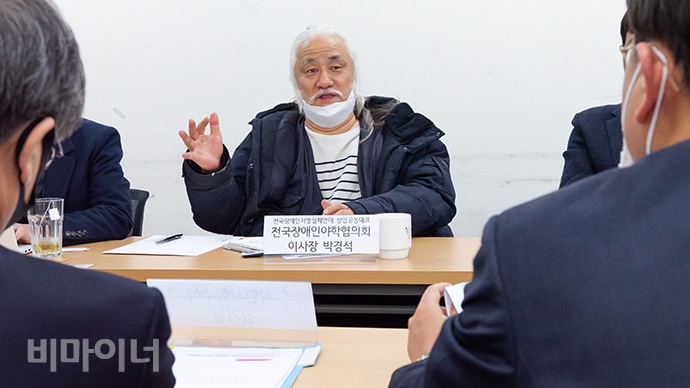 박경석 전국장애인야학협의회 이사장이 대통령 특별 면담을 요청하고 있다. 사진 박승원 