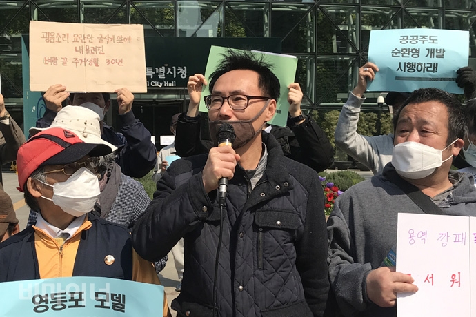2020홈리스주거팀은 25일 오전 11시 서울시청 앞에서 기자회견을 열고 양동 쪽방주민 퇴거 대책을 서울시에 요구했다. 양동 쪽방 주민이 발언하고 있다. 사진 허현덕 2020홈리스주거팀은 25일 오전 11시 서울시청 앞에서 기자회견을 열고 양동 쪽방주민 퇴거 대책을 서울시에 요구했다. 양동 쪽방 주민이 발언하고 있다. 사진 허현덕