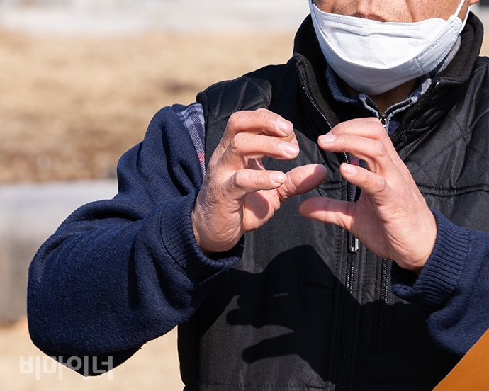 마스크를 쓴 한 청각장애인이 수어를 하고 있다. 사진 박승원.