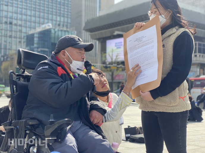 김명학 노들장애인야학 학생이 투쟁결의문을 낭독하고 있다. 사진 이가연