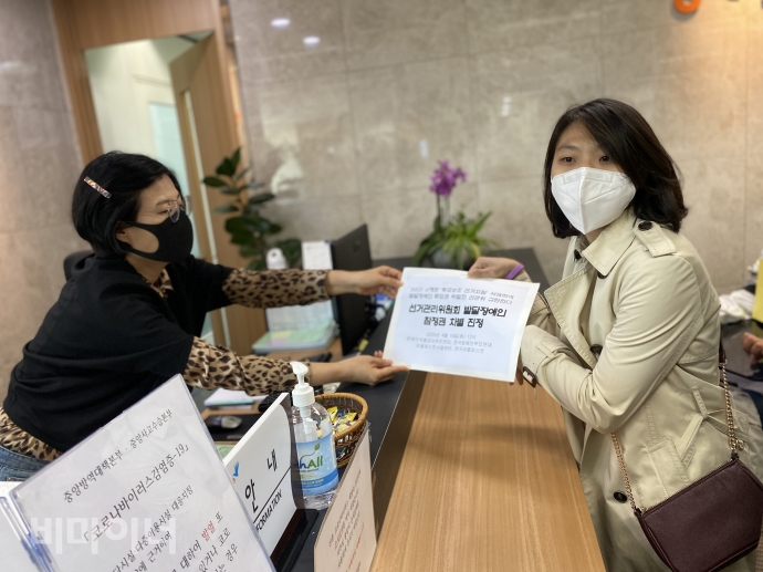 기자회견이 끝난 뒤, 발달장애인 피해당사자인 김예람 진정인이 국가인권위원회에 진정서를 제출하고 있다. 사진 이가연