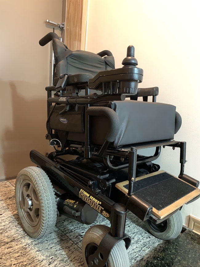 현관에서 나의 외출을 기다리고 있는 전동휠체어 ⓒ배미영