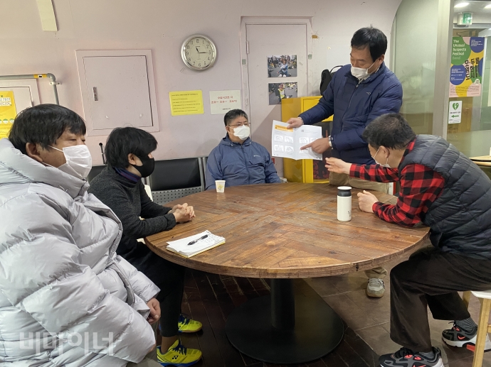 지난 3월 13일, 코로나19로 휴업 중인 서울시 종로구의 노들장애인야학에 야학 학생들이 방문해 교실 앞에 앉아있다. 이에 천성호 노들장애인야학 교사가 나와 코로나19 예방법을 알려주고 있다. 사진 이가연 