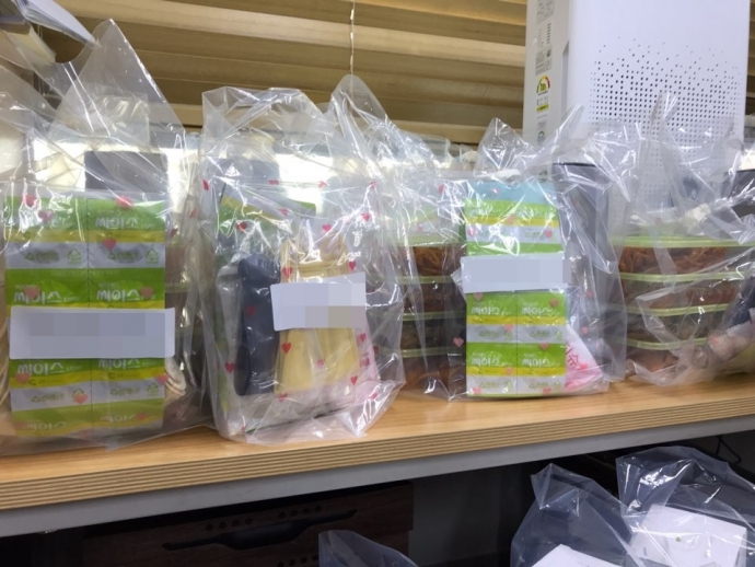 노들장애인야학은 지난 13일부터 학교 휴업으로 인해 끼니를 해결하기 어려운 야학 학생들에게 가정방문하여 도시락을 나눠주고 있다. 사진에는 학생들에게 나눠줄 도시락이 정성껏 포장되어 있다. 사진제공 노들장애인야학