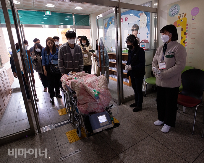 수찬 씨가 옥천읍 제3 투표소(장야초등학교) 입구로 들어가는 모습. 사진 박승원