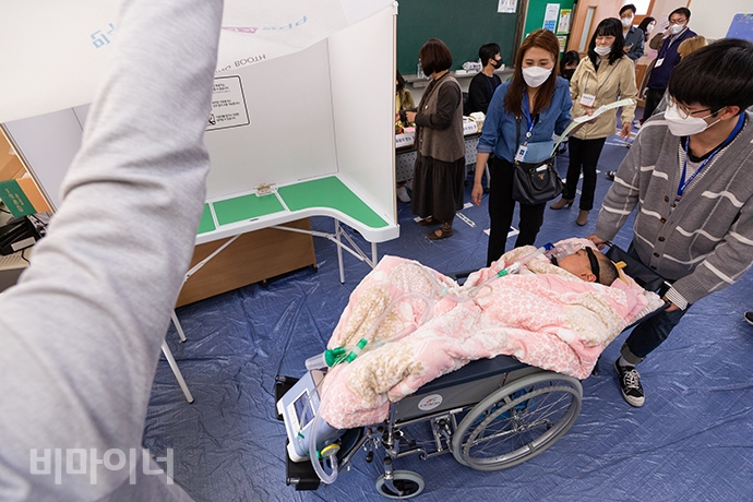 수찬 씨가 기표소로 들어가고 있는 모습. 사진 박승원