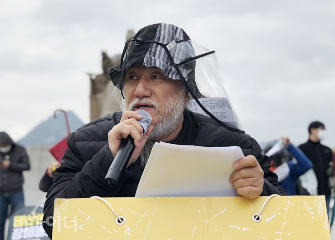 고시개정위원회에 참여하고 있는 박경석 전국장애인차별철폐연대 상임공동대표가 종합조사표의 문제점에 관해 이야기하고 있다. 사진 강혜민
