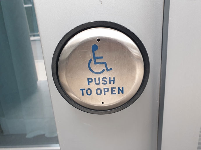 [그림2] 문 자동 개폐 버튼 ⓒ김현철 