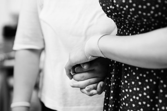 ‘질병과함께 춤을’ 구성원들과 함께했던 연극워크숍에서 동료가 내 손을 잡아주고 있다. 사진 혜영 ‘질병과 함께 춤을’ 구성원들과 함께했던 연극워크숍에서 동료가 내 손을 잡아주고 있다. 사진 혜영