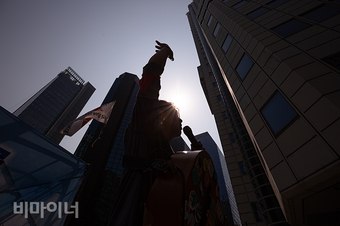 420장애인차별철폐공동투쟁단은 1일, 오후 2시 서울 고용노동청 앞에서 세계 노동절 130주년과 장애인고용촉진법 제정 30주년을 맞아 중증장애인 노동권 쟁취 결의대회를 열었다. 박준 노동가수가 노래를 부르는 가운데 손을 하늘 위로 높게 뻗었다. 사진 박승원