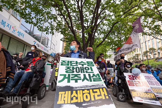 420장애인차별철폐공동투쟁단은 1일, 오후 2시 서울 고용노동청 앞에서 세계 노동절 130주년과 장애인고용촉진법 제정 30주년을 맞아 중증장애인 노동권 쟁취 결의대회를 열었다. 사진 박승원