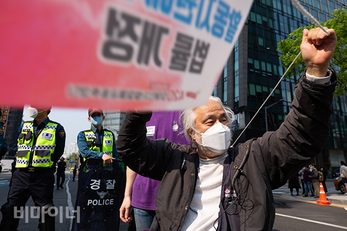 기자회견을 마친 420공투단 활동가들은 마로니에 공원까지 물리적 거리두기 행진을 했다. 박경석 전국장애인차별철폐연대 상임공동대표가 2m마다 표시한 줄을 정리하고 있다. 사진 박승원