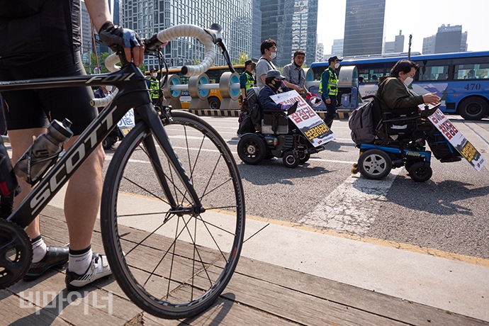 기자회견을 마친 420공투단 활동가들은 마로니에 공원까지 물리적 거리두기 행진을 했다. 사진 박승원