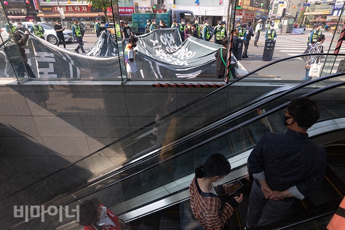 기자회견을 마친 420공투단 활동가들은 마로니에 공원까지 물리적 거리두기 행진을 했다. 사진 박승원