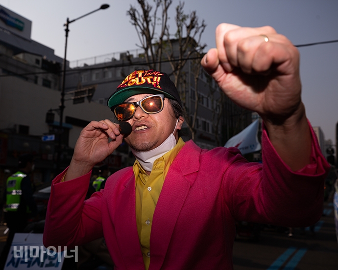 자립음악가 야마가타 트윅스터가 행진 가운데 참여해 활동가들과 춤추고 노래를 불렀다. 사진 박승원