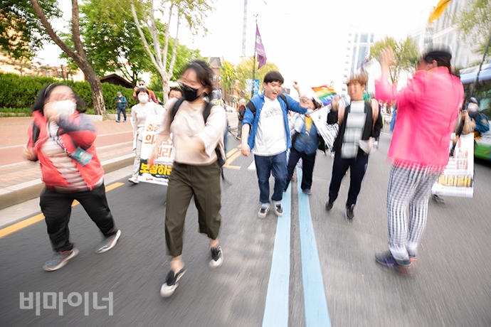 자립음악가 야마가타 트윅스터가 행진 가운데 참여해 활동가들과 춤추고 노래를 불렀다. 사진 박승원