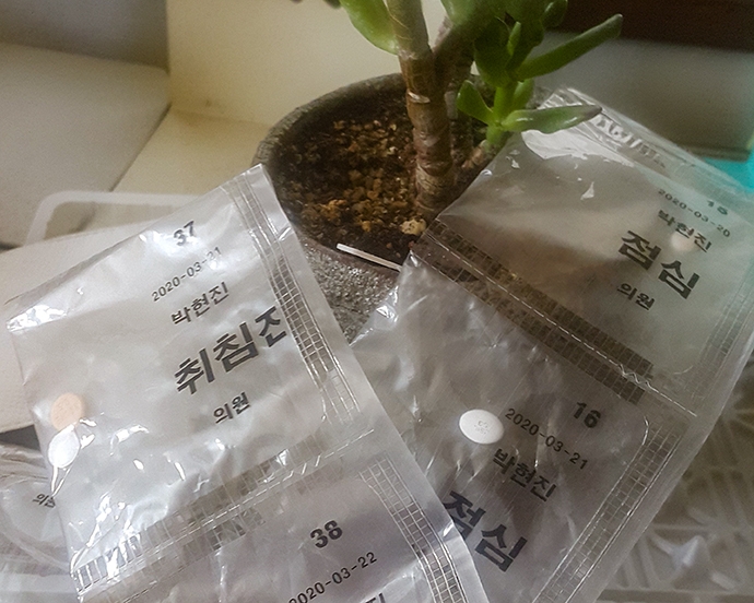 먹는 약이 많아질수록 약을 먹는 것에 거부감을 느낀다. 오늘은 약을 안 먹고 잠을 청할 수 있지 않을까 기대해본다. 하지만 약을 늦게 먹을수록 수면장애만 심해질 뿐이다. 약을 먹는 것을 받아들이는 중이다. 사진 박현진 먹는 약이 많아질수록 약을 먹는 것에 거부감을 느낀다. 오늘은 약을 안 먹고 잠을 청할 수 있지 않을까 기대해본다. 하지만 약을 늦게 먹을수록 수면장애만 심해질 뿐이다. 약을 먹는 것을 받아들이는 중이다. 사진 박현진