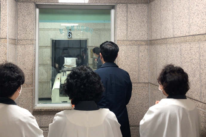 아픈 가정사로 입은 마음의 상처를 치유하지 못하고 떠난 동생의 무연고 장례에 참석한 오빠. 사진 나눔과나눔