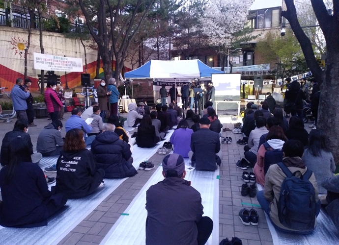 동자동사랑방마을주민협동회 유○○ 이사장의 추모식에 참석한 지인들. 사진 나눔과나눔