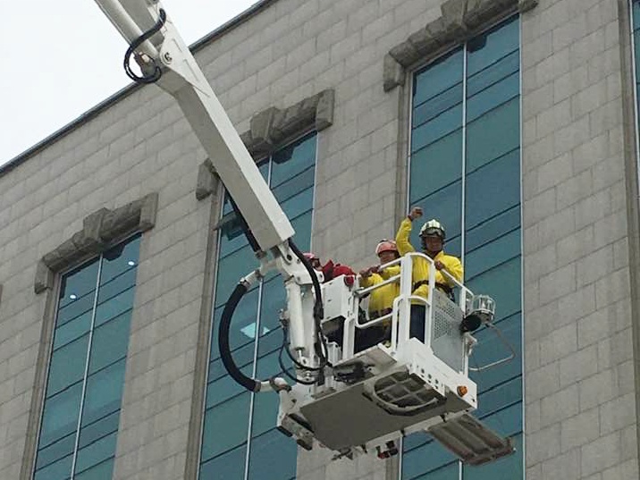 7일, 여야가 과거사법 개정안 통과에 극적으로 합의하자 형제복지원 피해생존자 최승우 씨가 사흘 만에 고공농성을 마치고 국회 의원회관 지붕에서 크레인을 타고 내려오고 있다. 사진제공 안경호 4.9통일평화재단 사무국장