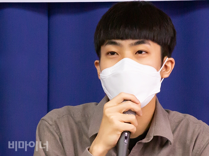 창구 다양성을 향한 지속가능한 움직임 다움 활동가가 발언하는 모습. 창구 활동가는 “검사 절차는 성소수자의 의견을 반영해서 꾸준히 개선 중이니 용기 내 서로를 지키자”라고 당부했다. 사진 박승원