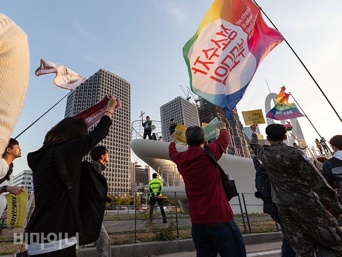 2018년 10월 20일, 포괄적 차별금지법 제정을 촉구하는 천여 명 참가자들이 ‘차별금지법 제정 촉구 평등행진’을 진행했다. 이들은 오후 2시 광화문 세종로 공원에서 출발해 국회 앞 여의도 이룸센터로 행진했다. 사진 박승원