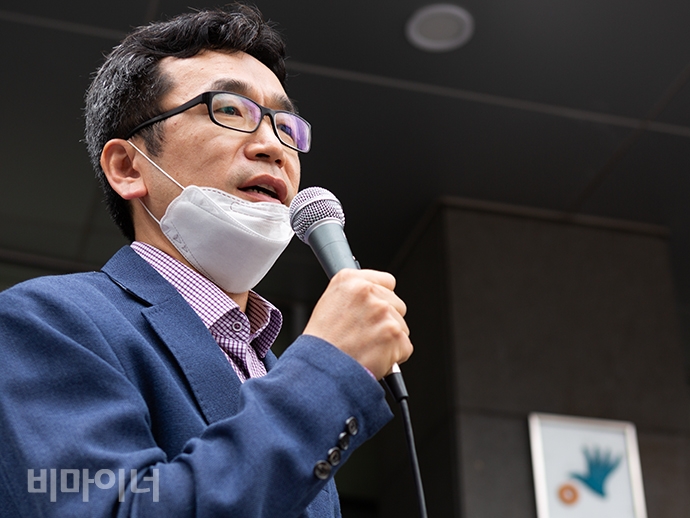 염형국 공익인권법재단 공감 변호사가 발언하는 모습. 염 변호사는 “경상남도가 민관합동 진상조사위원회를 구성해 진상규명에 즉각 나설 것을 촉구한다”고 말했다. 사진 박승원