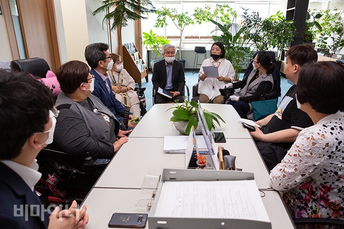 진정서를 인권위에 제출한 장애인 인권단체 활동가들은 최낙영 인권위 장애차별조사 1과장과 권미진 조사관과 면담도 이어갔다. 가운데 자리에서 왼쪽이 최 과장, 오른쪽이 권 조사관이다. 사진 박승원