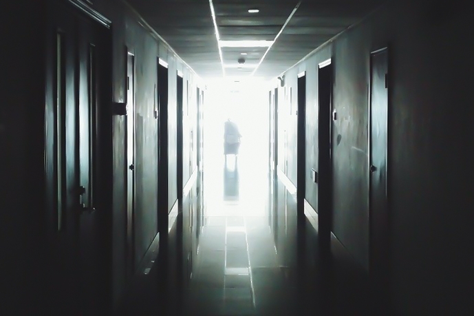 휠체어 이용자가 끝이 보이지 않는 복도로 향하는 모습. 기사 내용과 무관.  사진 픽사베이