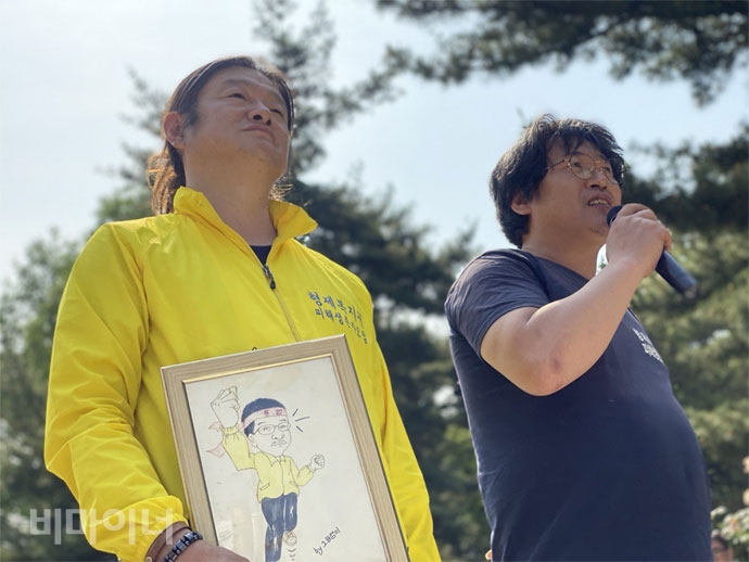 진실·화해를 위한 과거사정리 기본법 개정안이 20일, 20대 국회 마지막 본회의에서 마침내 통과하자 다음날인 21일, 서울 여의도 국회 정문 앞에서 과거사 피해 생존자 및 유가족들이 개정안의 국회 통과를 환영하는 기자회견을 열었다. 이날 형제복지원 피해생존자 농성장 또한 927일 만에 해단했다. 최승우, 한종선 형제복지원 피해생존자들이 환하게 웃고 있다. 사진 이가연