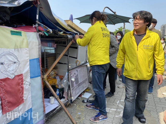 최승우 씨와 한종선 씨가 927일만에 국회 앞 농성장을 철거하고 있다. 사진 이가연 