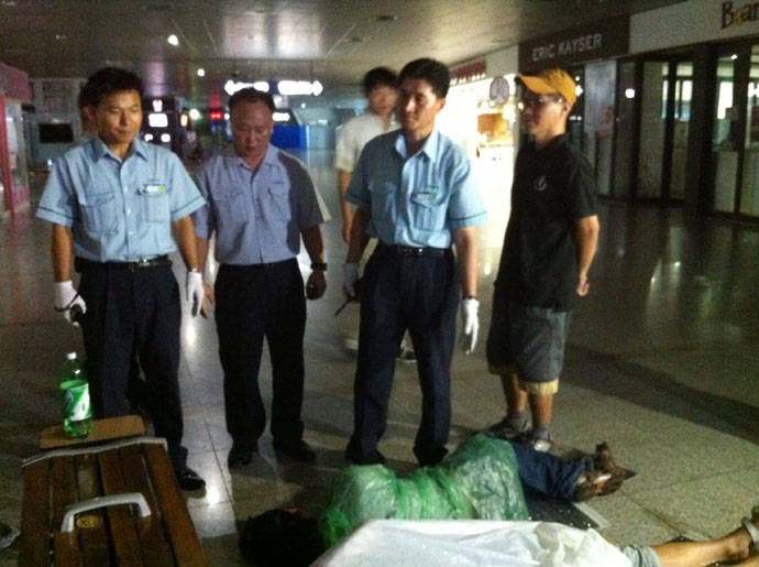 철도공사 직원이 서울역에 누워있는 홈리스에게 퇴거요청을 하고 있다. ⓒ김윤영 2011년 한국철도공사의 노숙인 강제퇴거 방침에 저항하며 서울역사 내를 점거하고 있는 활동가와 홈리스들. 철도공사 직원이 다가와 퇴거 요청을 하고 있다. ⓒ김윤영