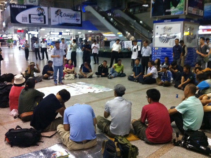 2011년 한국철도공사의 노숙인 강제퇴거 방침에 저항하며 시민사회단체들이 서울역 광장에서 농성을 시작했다. 서울역 내부에서 모임을 하고 있는 모습. ⓒ김윤영 2011년 한국철도공사의 노숙인 강제퇴거 방침에 저항하며 시민사회단체들이 서울역 광장에서 농성을 시작했다. 서울역 내부에서 모임을 하고 있는 모습. ⓒ김윤영