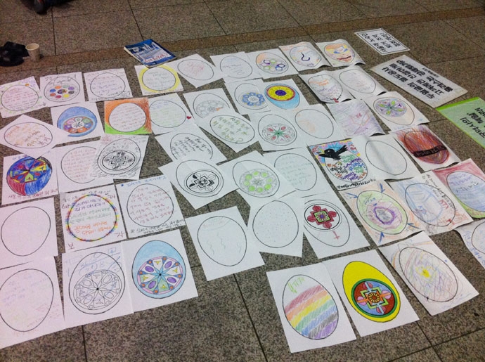 2011년 한국철도공사의 노숙인 강제퇴거 방침에 저항하며 홈리스행동 등 활동가들과 홈리스들이 서울역과 자신의 인생에 관한 이야기를 나누며 그림을 그렸다. ⓒ김윤영 2011년 한국철도공사의 노숙인 강제퇴거 방침에 저항하며 홈리스행동 등 활동가들과 홈리스들이 서울역과 자신의 인생에 관한 이야기를 나누며 그림을 그렸다. ⓒ김윤영