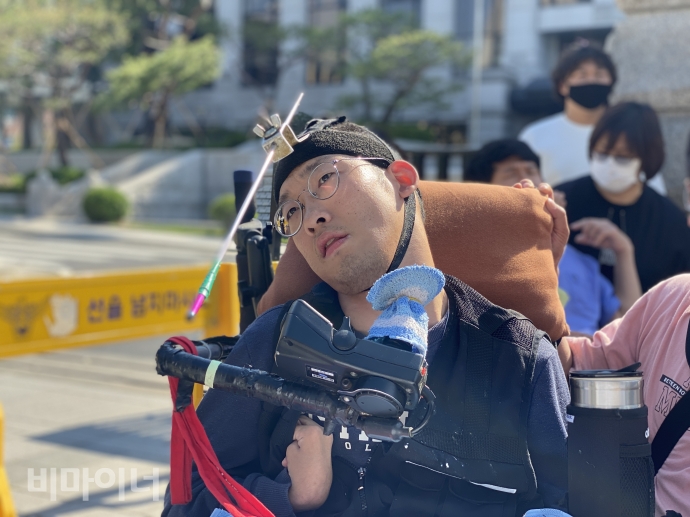 헌법소원 청구인 정명호 씨가 기각 결정 선고를 듣고 난 뒤 발언을 하고 있다. 사진 이가연