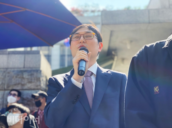 청구인의 법률 대리를 맡은 김재왕 희망을만드는법 변호사가 발언을 하고 있다. 사진 이가연