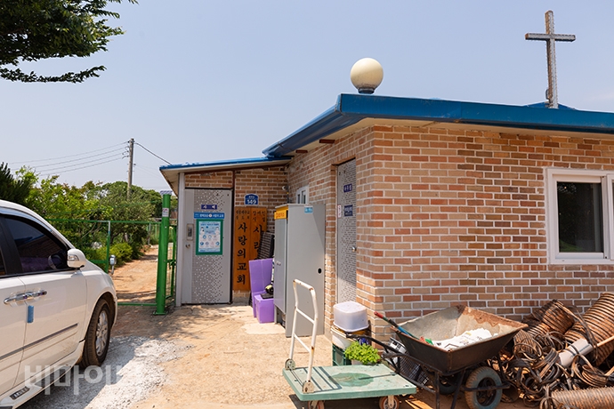 사랑의집 정문. 사택이라고 적힌 문 옆에는 ‘대한예수교 장로회 사랑의 교회’와 ‘장애인 시설 사랑의 집’이라고 적힌 간판이 붙어있다. 사진 박승원