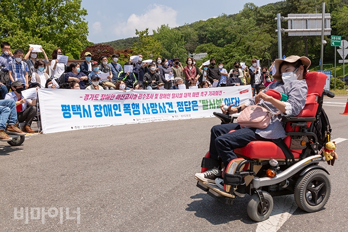 김희선 김포장애인자립생활센터 권익옹호활동가가 발언을 마치고 자리로 돌아가는 모습. 김 활동가는 “시설에 있는 사람이 나와서 지낼 수 있도록 탈시설 정착금을 지원하고 지역사회 서비스를 공고히 해야 한다”라고 목소리 높였다. 사진 박승원