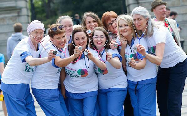 2018년 아일랜드의 임신중지금지 헌법조항 개정운동에 함께한 ‘선택을 위한 조산사들 Midwives for Choice’. 사진  facebook.com/midwives4choice