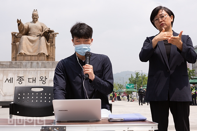 시각장애인 정승원 중앙대학교 장애인권위원회 회원이 화면낭독 프로그램 ‘센스리더’를 이용해 발언하고 있다. 정 회원은 “장애인 학습권은 학교본부가 센터와 교수에게만 떠맡기는 것이 아닌 권리로서 보장해야 한다”라고 말했다. 그 오른쪽에는 한현심 수어통역사가 음성언어를 수어로 통역하고 있다. 사진 박승원
