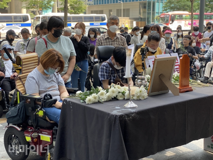 기자회견이 끝난 뒤 서울 고용노동청 본청 앞에 마련된 분향소에서 사람들이 고 김재순 노동자를 추모하며 분향을 하고 있다. 사진 이가연