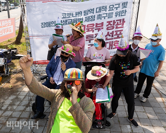 ‘노들 테크노 전사’ 활동가들이 테크노 반주에 맞춰 춤추고 노래하고 있다. 맨 앞에는 노들 테크노 전사를 이끄는 야마가타 트윅스터다. 사진 박승원