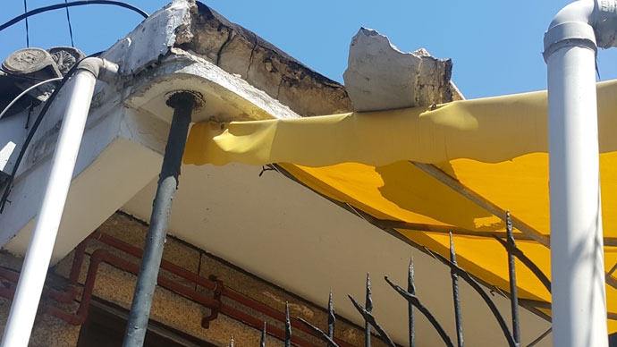 가난한 사람이 적은 돈으로 얻은 집은 문제를 일으켰고 나는 불안에 시달려야 했다. 세 번째 이사한 집의 지붕. 이사 첫날부터 지붕의 일부가 깨져나가기 시작했다. 사진 박현진