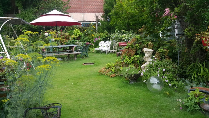 언젠가 이런 마당을 가진 집에서 질병을 돌보며 편안한 삶을 살 수 있을 것이라며 자신을 위안한다. 이런 집 사진들을 계속 보는 이유는 극단적 생각에 빠지지 않기 위해서다. 사진 박현진