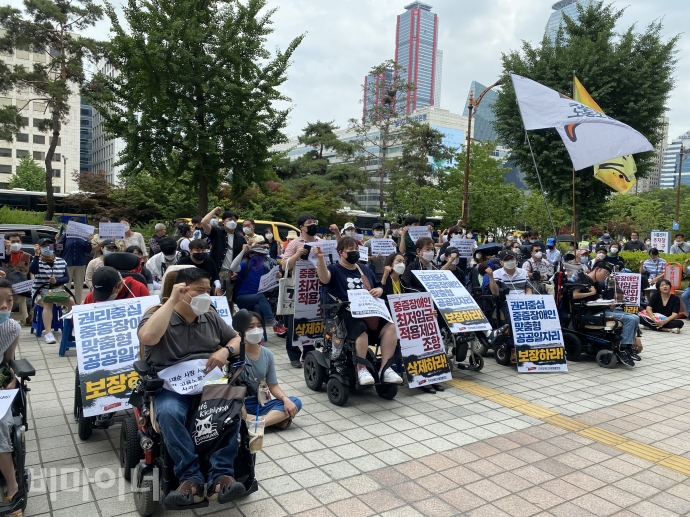 기자회견에 참여한 사람들이 구호를 외치고 있다. 사진 이가연